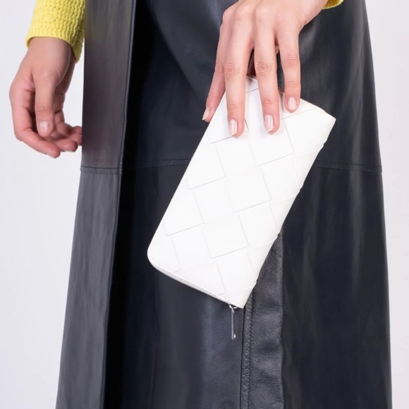 NEW Bottega Venetta White Zip Wallet - Picture 5 of 9